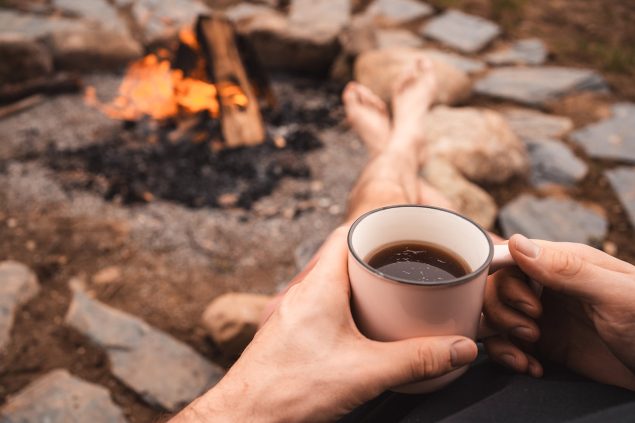 Un feu de camp c’est bien, avec des guimauves ou des saucisses, c’est mieux!